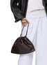 模特儿示范图 - 点击放大 - NOTHING WRITTEN - Nella Strap Large Bag