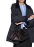 模特儿示范图 - 点击放大 - NOTHING WRITTEN - Nella Strap Bag