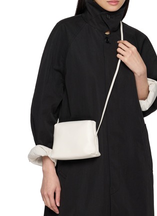 模特儿示范图 - 点击放大 - NOTHING WRITTEN - Square Leather Crossbody Bag