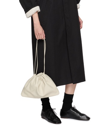 模特儿示范图 - 点击放大 - NOTHING WRITTEN - Nella Strap Large Bag