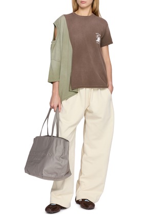 模特儿示范图 - 点击放大 - BETTTER - Asymmetric Hybrid Double T-Shirt