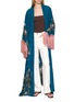 模特儿示范图 - 点击放大 - DISTRICT BY MARGHERITA MAZZEI - Palm Tree Print Fringed Sleeve Kimono
