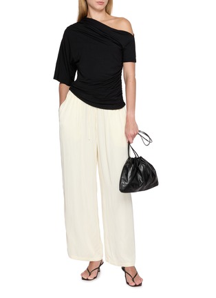 模特儿示范图 - 点击放大 - DETERM - Drawstring Waistband Collagen Satin Pants