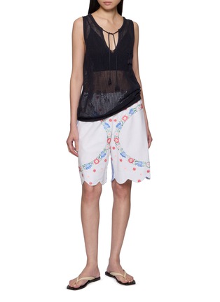 模特儿示范图 - 点击放大 - RELAX RE-LUX - Tenno Floral Embroidered Stripe Panel Shorts