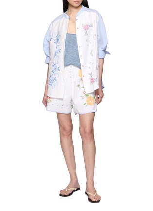 模特儿示范图 - 点击放大 - RELAX RE-LUX - Bora Stripe Panel Floral Embroidered Shirt
