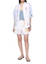 模特儿示范图 - 点击放大 - RELAX RE-LUX - Bora Stripe Panel Floral Embroidered Shirt