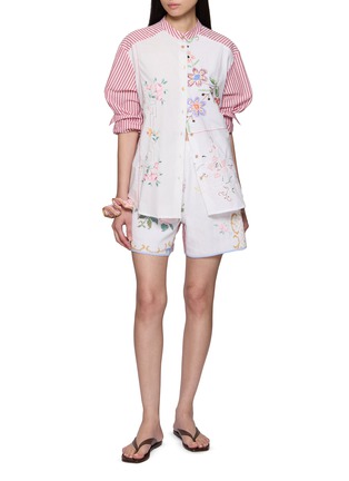 模特儿示范图 - 点击放大 - RELAX RE-LUX - Campi Floral Embroidered Patchwork Shorts