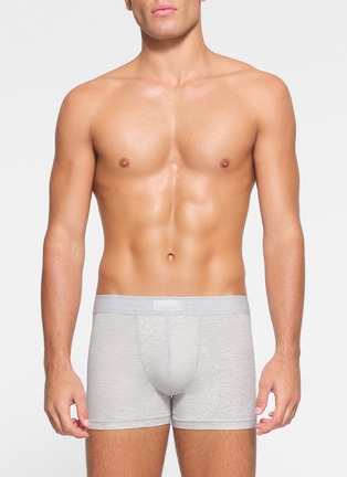 模特儿示范图 - 点击放大 - SKIMS - SKIMS Cotton 3'' Boxer Brief — Pack of 3