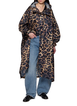 模特儿示范图 - 点击放大 - RAIN KISS - Leopard Hooded Rain Coat