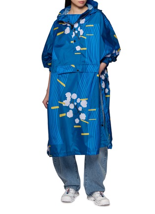模特儿示范图 - 点击放大 - RAINKISS - Japanese Blossom Graphic Print Hooded Rain Poncho