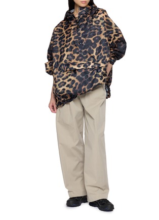 模特儿示范图 - 点击放大 - RAINKISS - Dark Leopard Print Anorak Rain Jacket