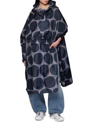 模特儿示范图 - 点击放大 - RAINKISS - Polka Dot Graphic Print Hooded Rain Poncho