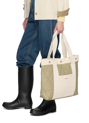 模特儿示范图 - 点击放大 - BARBOUR BAGS - Healy Tote Bag