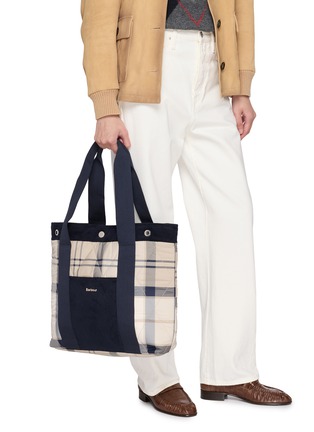 模特儿示范图 - 点击放大 - BARBOUR BAGS - Healy Tote Bag