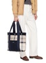 模特儿示范图 - 点击放大 - BARBOUR BAGS - Healy Tote Bag
