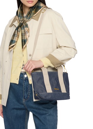 模特儿示范图 - 点击放大 - BARBOUR BAGS - Mini Mya Denim Tote Bag