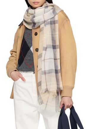 模特儿示范图 - 点击放大 - BARBOUR ACCESSORIES - Welton Tartan Scarf