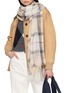 模特儿示范图 - 点击放大 - BARBOUR ACCESSORIES - Welton Tartan Scarf