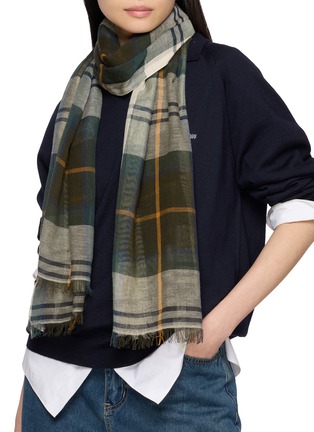 模特儿示范图 - 点击放大 - BARBOUR ACCESSORIES - Welton Tartan Scarf