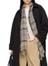 模特儿示范图 - 点击放大 - BARBOUR ACCESSORIES - Welton Tartan Scarf
