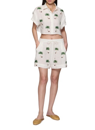 模特儿示范图 - 点击放大 - BENARAS - Palm Embroidered Mini Shorts