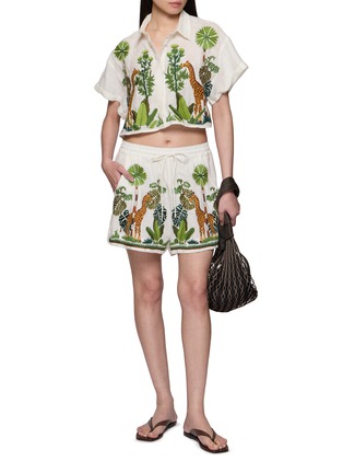 模特儿示范图 - 点击放大 - BENARAS - Bondi Giraffe Embroidered Mini Shorts