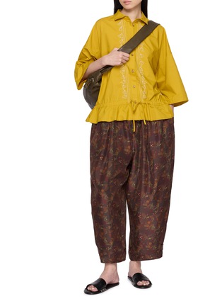 模特儿示范图 - 点击放大 - FAFAMOON - Embroidered Panel Drawstring Batwing Cotton Shirt