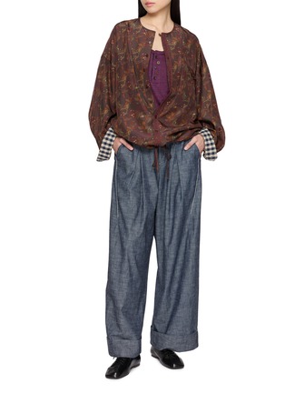 模特儿示范图 - 点击放大 - FAFAMOON - Botanical Print Round Neck Silk Shirt