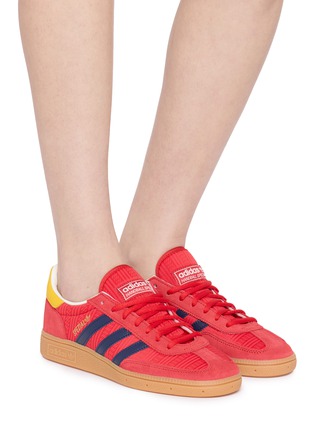 模特儿示范图 - 点击放大 - ADIDAS - 中性款 HANDBALL SPEZIAL 系带运动鞋