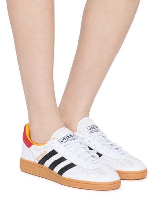 模特儿示范图 - 点击放大 - ADIDAS - 中性款 HANDBALL SPEZIAL 系带运动鞋
