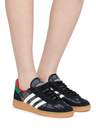 模特儿示范图 - 点击放大 - ADIDAS - 中性款 HANDBALL SPEZIAL 系带运动鞋