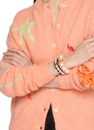 模特儿示范图 - 点击放大 - SCRUNCHIE IS BACK ACCESSORIES - BICHOUS® Pearly Woven Fabric Scrunchie — Small