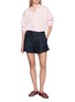 模特儿示范图 - 点击放大 - FRAME - The Structural Denim Shorts