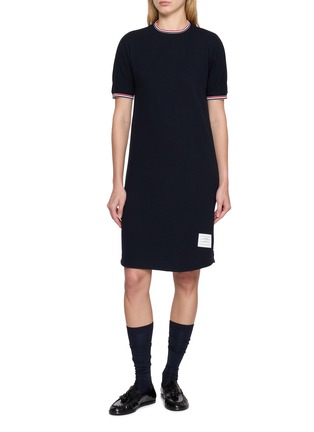 模特儿示范图 - 点击放大 - THOM BROWNE - RWB Tipping Anchor Button Cotton Piqué Dolman T-Shirt Dress