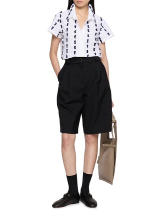 模特儿示范图 - 点击放大 - JUPE BY JACKIE - Lewis Embroidered Shirt