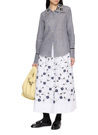 模特儿示范图 - 点击放大 - JUPE BY JACKIE - Champlain Floral Embroidered Midi Skirt
