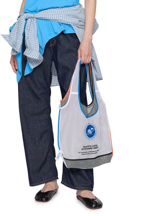 模特儿示范图 - 点击放大 - BEAUTIFUL PEOPLE - Flip Cosmic Mesh Marche Tote Bag