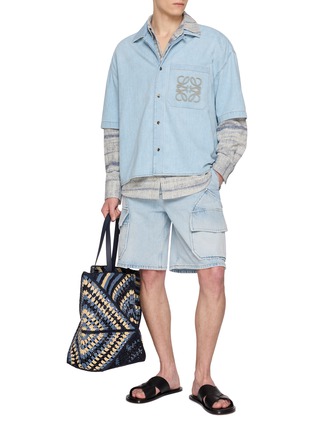 模特儿示范图 - 点击放大 - LOEWE - Anagram Embroidered Light Wash Denim Shirt