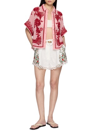 模特儿示范图 - 点击放大 - FARM RIO - Belted Broderie Anglaise Printed Shorts