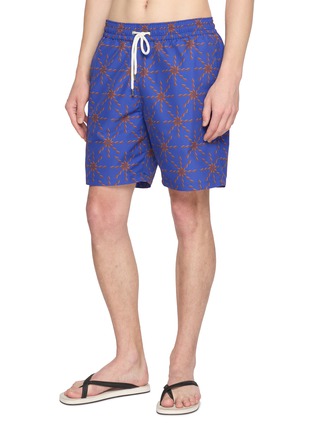 模特儿示范图 - 点击放大 - FRESCOBOL CARIOCA - Sun Pattern Drawstring Swim Shorts