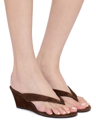 模特儿示范图 - 点击放大 - PEDDER RED - Delaney 60 Suede Leather Wedge Thong Heeled Sandals