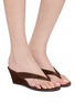 模特儿示范图 - 点击放大 - PEDDER RED - Delaney 60 Suede Leather Wedge Thong Heeled Sandals