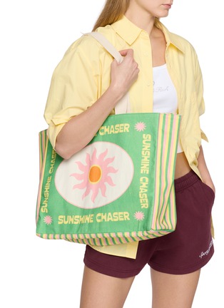 模特儿示范图 - 点击放大 - NOTICE ME - Beach Amigos Printed Canvas Tote