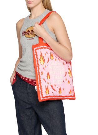 模特儿示范图 - 点击放大 - NOTICE ME - Spicy Box Cotton Tote Bag