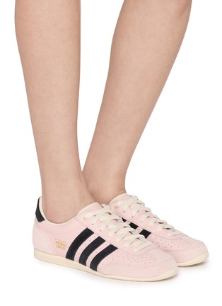 模特儿示范图 - 点击放大 - ADIDAS - 女款 JAPAN 皮革系带运动鞋