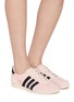 模特儿示范图 - 点击放大 - ADIDAS - 女款 JAPAN 皮革系带运动鞋