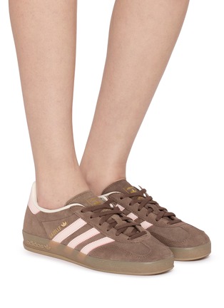 模特儿示范图 - 点击放大 - ADIDAS - 女款 GAZELLE INDOOR 绒面皮运动鞋