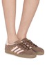 模特儿示范图 - 点击放大 - ADIDAS - 女款 GAZELLE INDOOR 绒面皮运动鞋