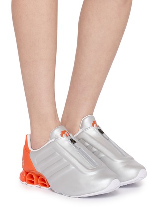 模特儿示范图 - 点击放大 - ADIDAS - Megaride S2 Miaou Unisex Sneakers