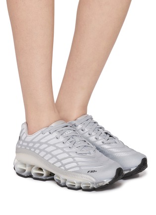 模特儿示范图 - 点击放大 - ADIDAS - 中性款 MEGARIDE F50 系带运动鞋